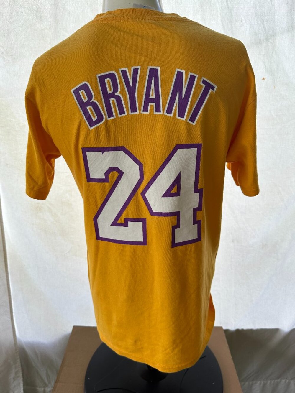 Vintage Los Angeles Lakers #24 Kobe Bryant Majestic Men's Yellow T Shirt Size Me